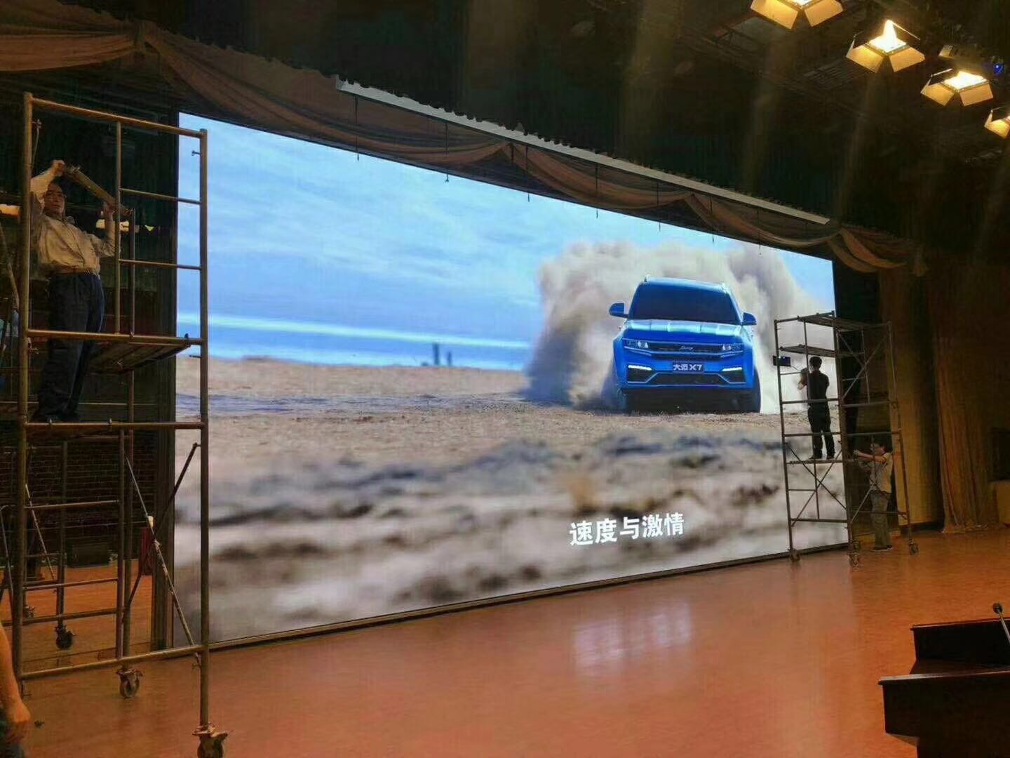 小間距LED大屏幕突破邊界，創(chuàng)造無(wú)限可能！