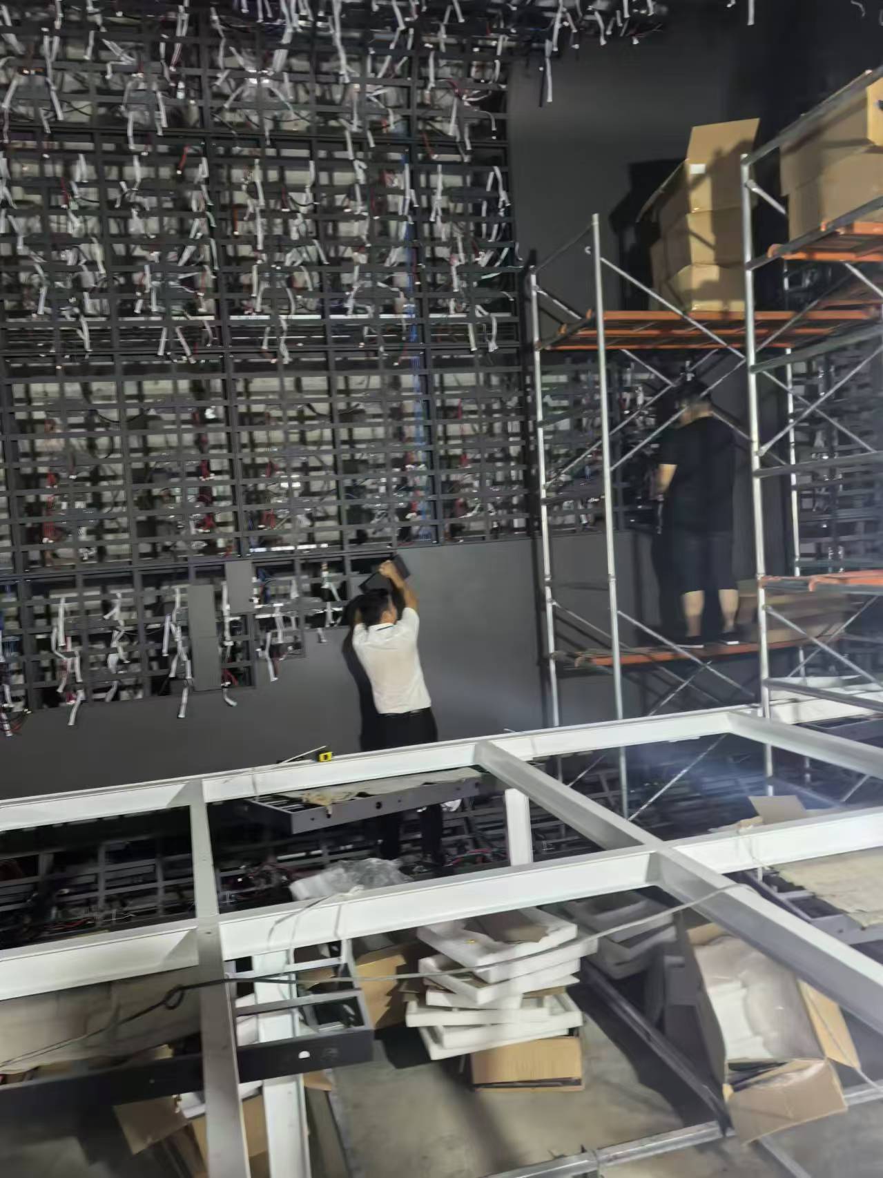 戶內(nèi)led全彩顯示屏安裝中 戶內(nèi)led全彩顯示屏安裝中